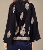 chemisier bohème chic, blouse brodée femme, chemisier noir doré, chemisier manches bouffantes, blouse bohème élégante, chemisier hipboh, blouse fluide automne, look bohème chic