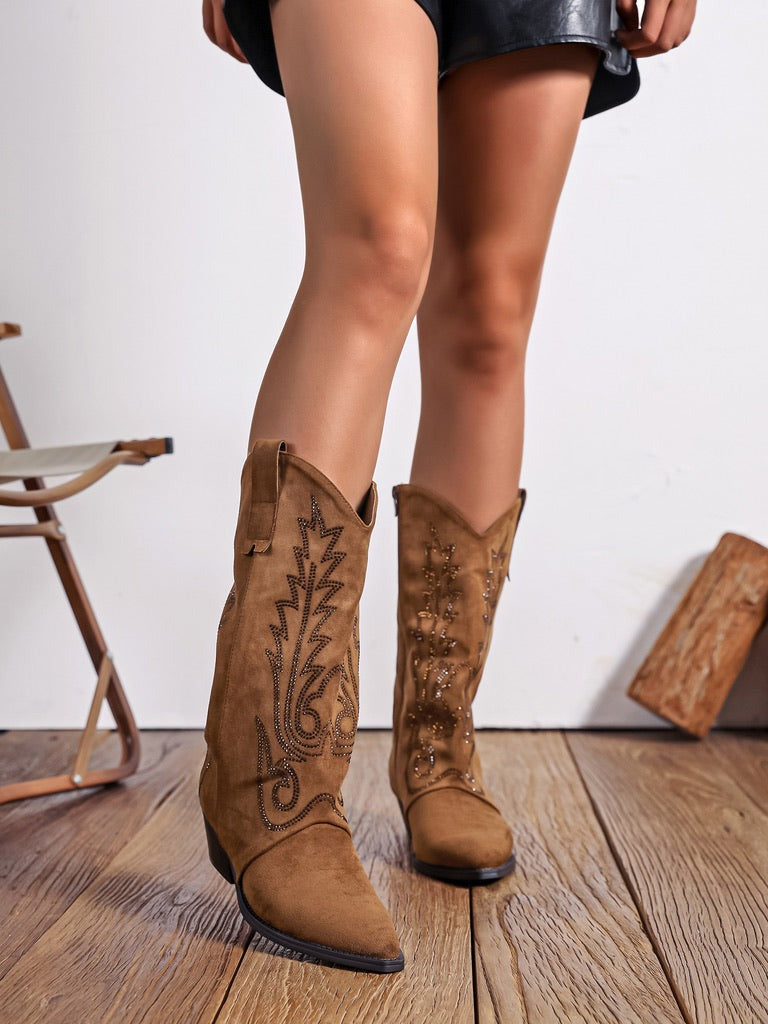 santiags camel femme, bottines western paillettes, bottes suédine talon 5 cm, santiags bohème chic, chaussures style western femme